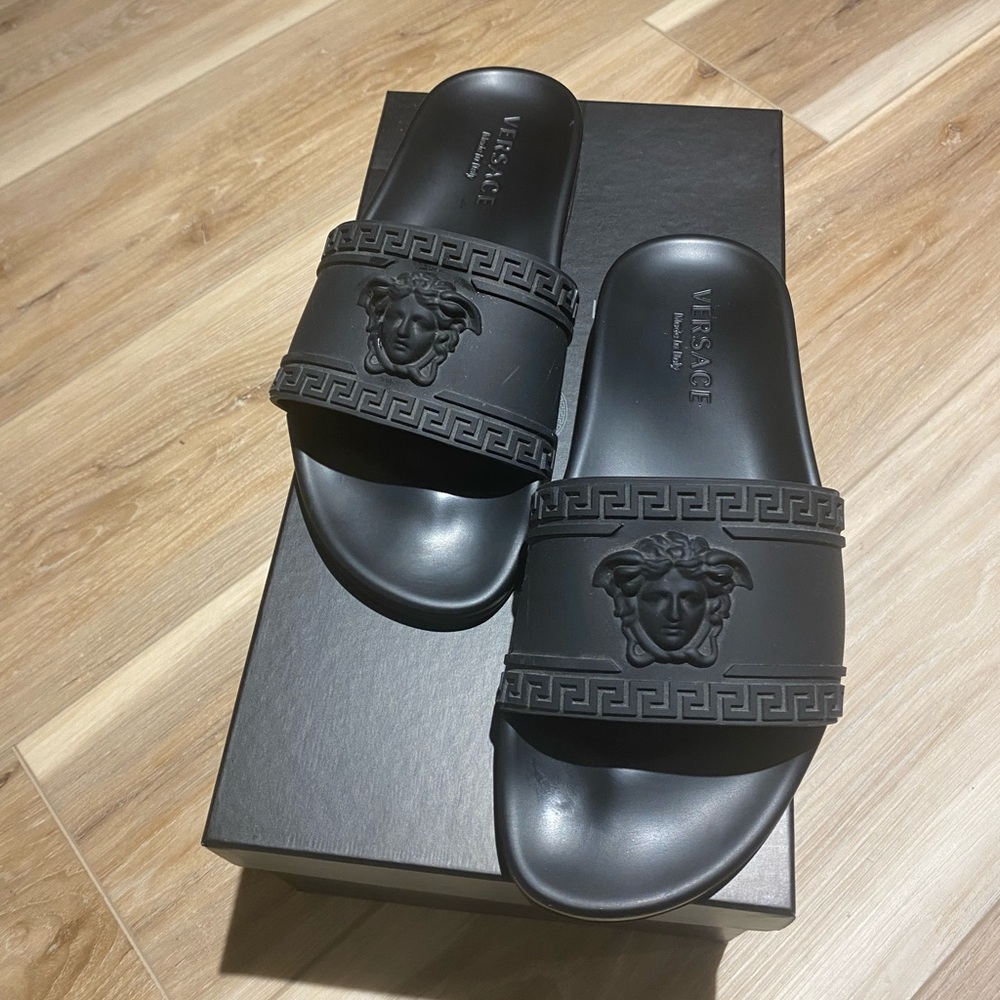 ‼️ SOLD ‼️ Versace Medusa Pool Slides